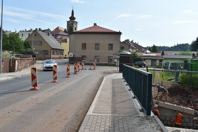 Páteřní most v centru Pilníkova u hasičské zbrojnice je už hotový, ŘSD ho opravovalo od poloviny loňského roku.