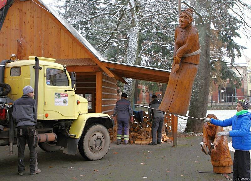 Krkonošský pohádkový betlém ve Vrchlabí je dílem řezbáře Pavla Tryzny.