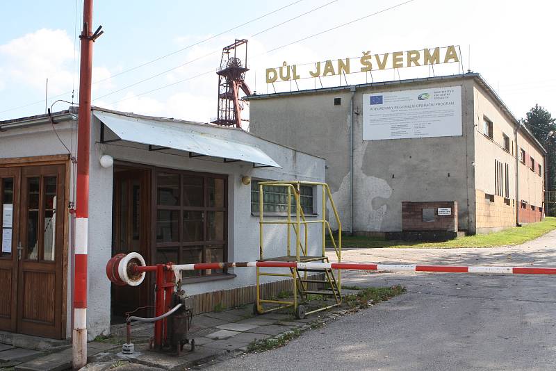 Obrovskou historii má hornictví na Žacléřsku, uhlí se tam dolovalo 422 let.  Jeho dějiny popsal Jiří Mauer.