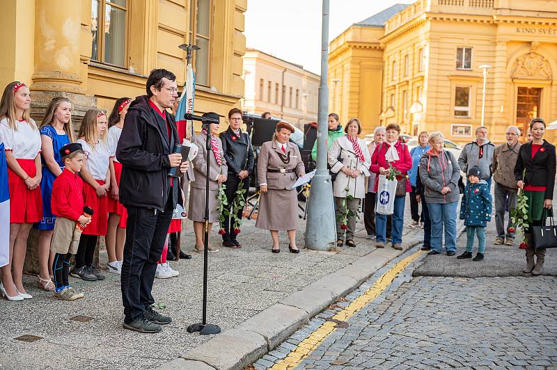 Na památný den sokolstva odhalila královédvorská jednota před budovou gymnázia kameny zmizelých bratrům Josefovi a Pavlovi Sochorovým.