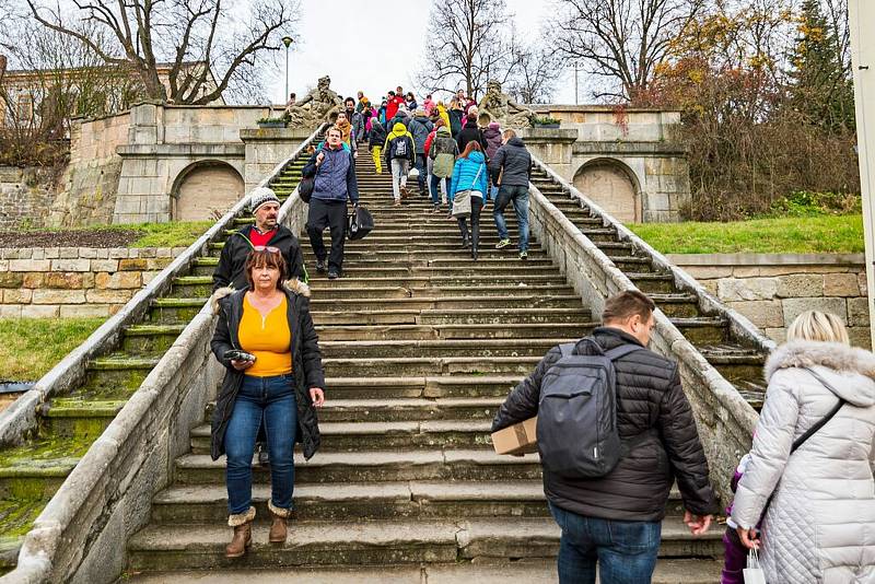 Sochy Tritonů znovu pouští vodu po kaskádovém schodišti v Kuksu. Během vinobraní teče místo vody víno, stejně jako v dobách hraběte Šporka.