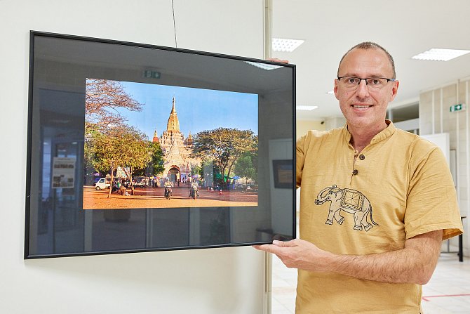 Fotograf a kameraman Miloš Šálek z Trutnova vystavuje v budově městského úřadu fotky z putování Barmou.