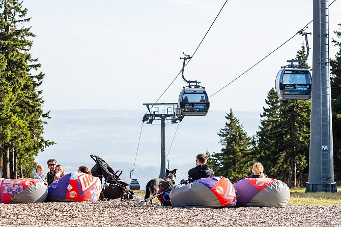 Návštěvníci hor využili o prodlouženém víkendu kabinkovou lanovku z Janských Lázní na Černou horu. V provozu bude opět 12. listopadu.