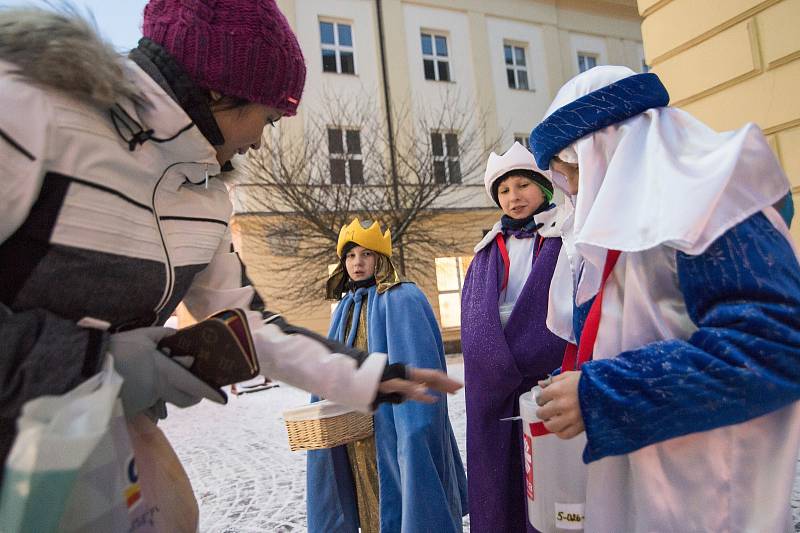 Z trutnovského kostela se vydali na sbírku tříkráloví koledníci.