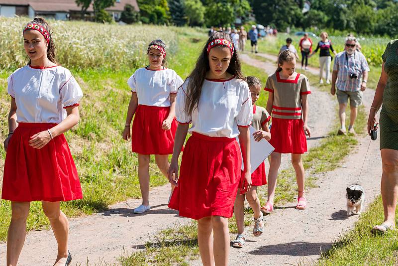 Pietní akce připomněly osudy lidí, kteří přes nebezpečí a hrozbu smrti neváhali podat pomocnou ruku parašutistovi a radistovi ze skupiny Silver A Jiřímu Potůčkovi.