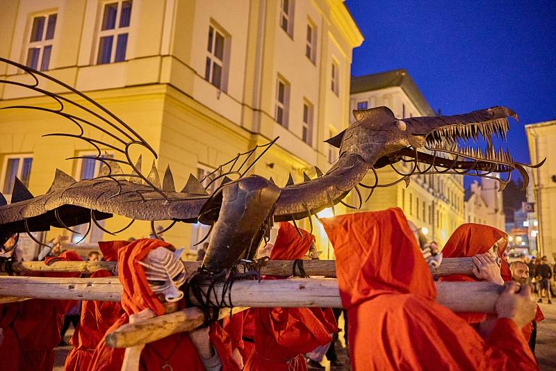 Trutnovské dračí slavnosti - sobotní večerní průvod a vyzdvižení draka