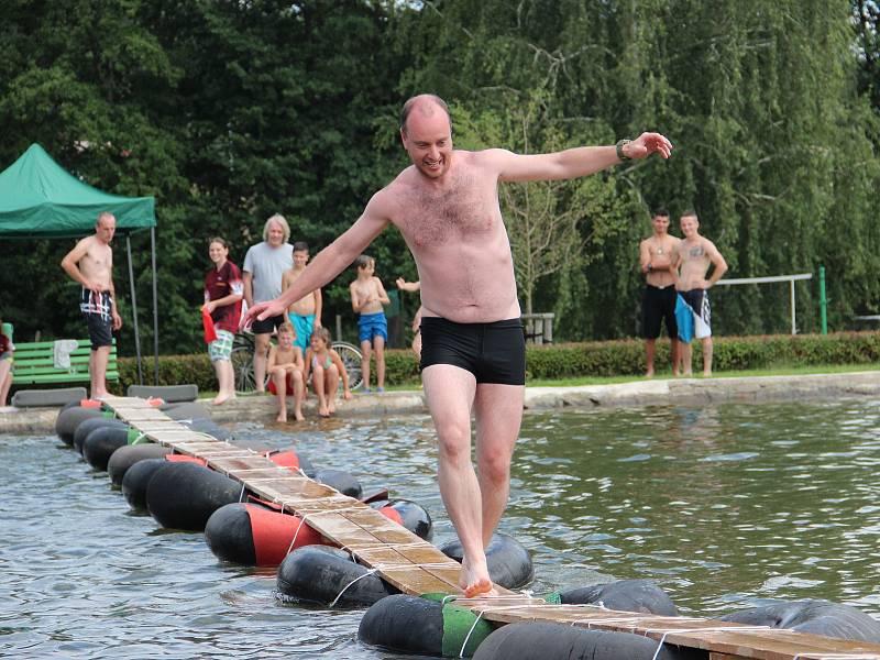 I v potápěčských ploutvích přecházeli lanžovskou lávku lidé, kteří se do obce na Královédvorsku sjeli k oblíbené letní zábavě.