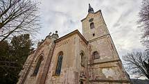 Chřadnoucí kostel sv. Petra a Pavla v Chotěvicích se snaží zachránit zpěvák a herec Richard Krajčo s manželkou Karin.
