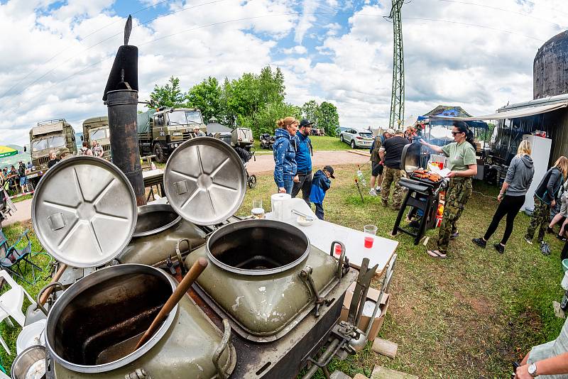 Sraz vojenské techniky u dělostřelecké tvrze Stachelberg přilákal stovky diváků.