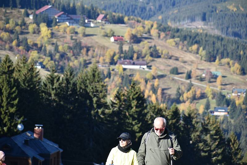 Turisté ve čtvrtek obsypali trasu mezi Černou horou a Pecí pod Sněžkou v Krkonoších.