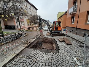Kvůli havárii horkovodu je v Trutnově uzavřená část ulice Na Kopečku v centru města.