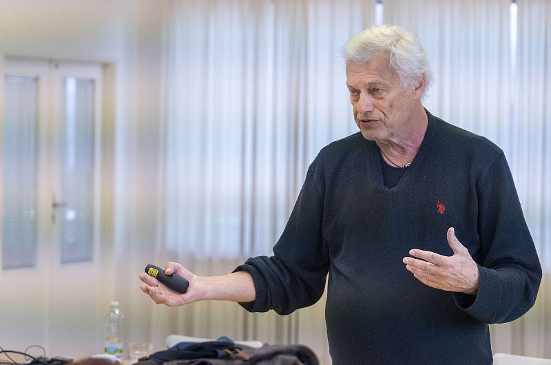 Uznávaný neurochirurg Vladimír Beneš přednášel na zdravotnické škole v Červeném Kostelci.