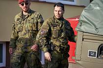 Armáda v Trutnově. Vojáci, kteří pomůžou policistům střežit hranice s Polskem, se usídlili v ZŠ Mládežnická v Trutnově.