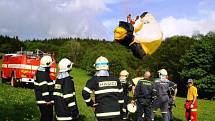 Paraglidista spadl v Albeřicích do drátů vysokého napětí