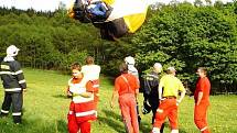 Paraglidista spadl v Albeřicích do drátů vysokého napětí