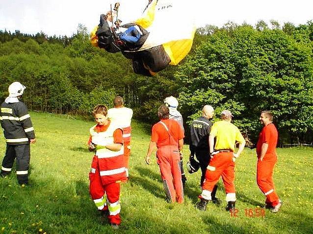 Paraglidista spadl v Albeřicích do drátů vysokého napětí