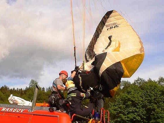 Paraglidista spadl v Albeřicích do drátů vysokého napětí