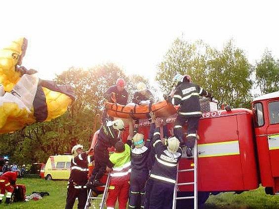 Paraglidista spadl v Albeřicích do drátů vysokého napětí