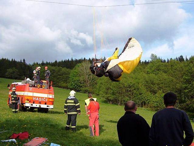 Paraglidista spadl v Albeřicích do drátů vysokého napětí