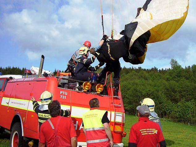 Paraglidista spadl v Albeřicích do drátů vysokého napětí