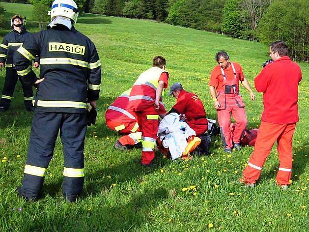 Paraglidista spadl v Albeřicích do drátů vysokého napětí