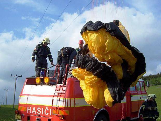 Paraglidista spadl v Albeřicích do drátů vysokého napětí