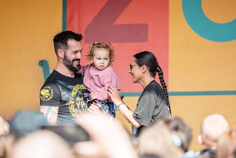 Hvězdy televizního seriálu ZOO zahájily letní sezonu v Safari Parku Dvůr Králové, Eva Burešová měla koncert.