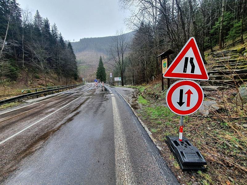 Most v Temném Dole v Krkonoších je v havarijním stavu, projedou tam jen vozy do 20 tun.