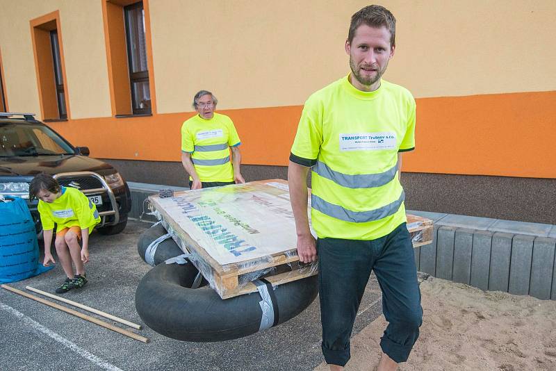 Na řeku Úpu se vydala z Havlovic originální plavidla při 44. ročníku Úpění.