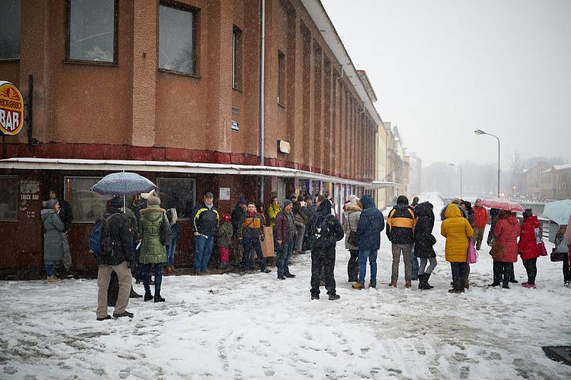 V Trutnově na Nábřeží Václava Havla demonstrovali lidé proti Ondráčkovi a Babišovi.