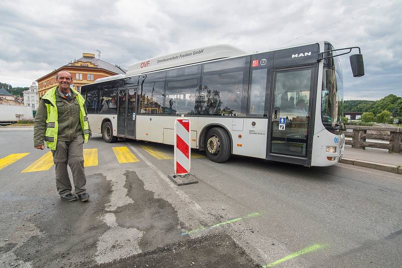 Oprava silnice u kruhového objezdu u kina v Trutnově.