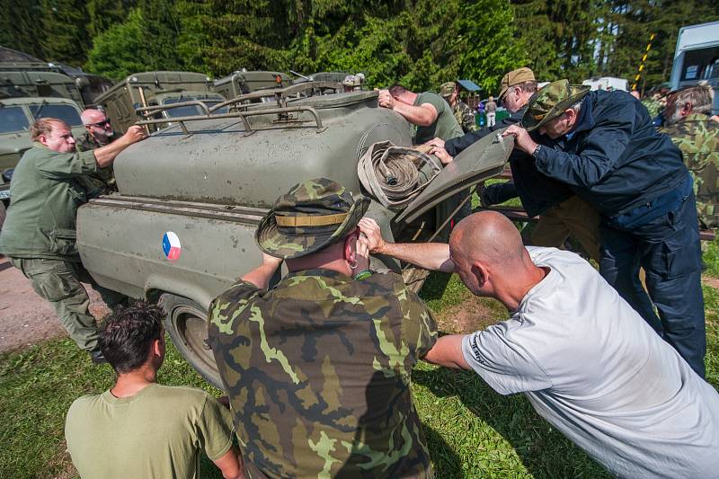 Vojenská vozidla u Stachelbergu.