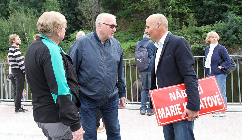 Slavnostní otevření. Starosta Vrchlabí Jan Sobotka, společně s místostarosty Alfredem Plašilem a Michalem Vávrou, oficiálně pokřtil Nábřeží Marie Kubátové.