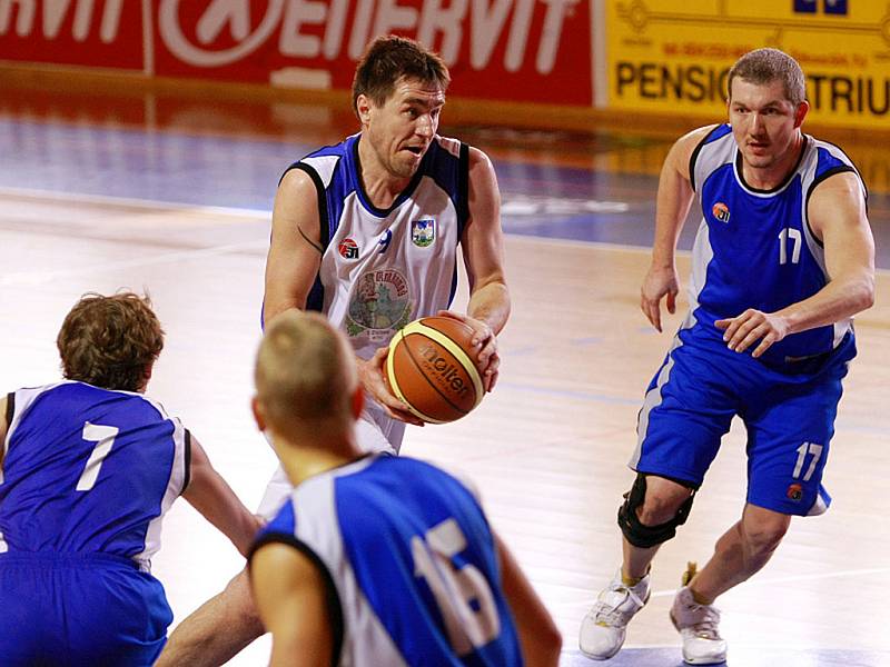 Trutnovský basketbalista Lukáš Houser mezi plzeňskými soupeři.