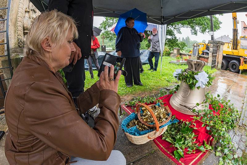 U příležitosti výročí 300 let od zahájení stavby místního kostela došlo v Borovnici k posvěcení obecního zvonu sv. Víta a umístění do věže.