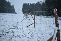 Hlavní sjezdovku v lyžařském areálu v Radvanicích přepůlil nový majitel plotem.