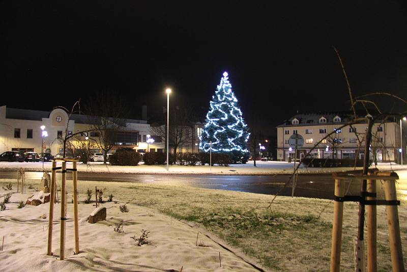 Město Rtyně v Podkrkonoší má nové dekorativní světelné prvky na Hornickém náměstí i v přilehlých ulicích.