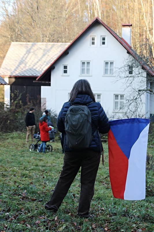 Celou neděli desítky lidí zapalovaly svíčky u chalupy Václava Havla na Hrádečku ve Vlčicích.