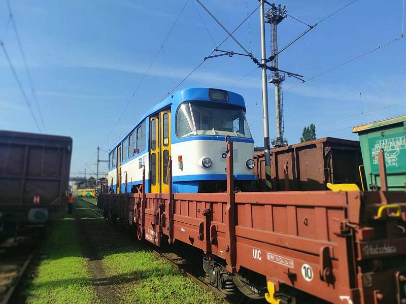 Spolek Přítel Krkonošského metra zakoupil čtyři vysloužilé tramvaje od Dopravního podniku Ostrava a v červenci je převezl na vlakové nádraží do Rokytnice nad Jizerou, kde nyní stojí.