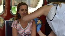 Očkovací kamion zastavil v sobotu v Žacléři, pro vakcínu si přišlo osmdesát lidí.