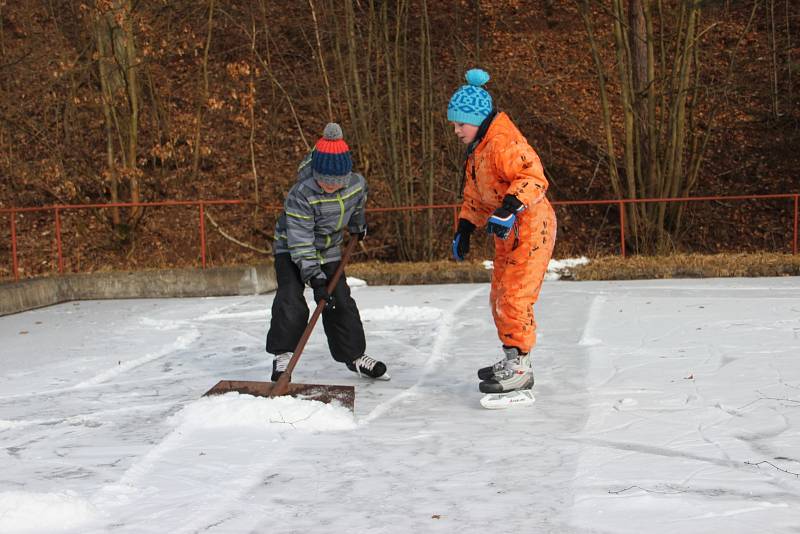 Otužilí bruslaři obsadili rybníky i koupaliště