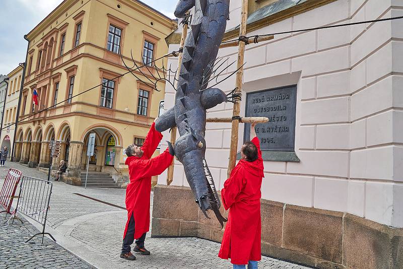 Trutnovský drak byl v sobotu vyzdvižen na věž Staré radnice na Krakonošově náměstí.