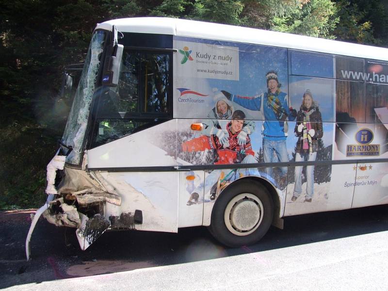 Nehoda autobusu s dodávkou ve Špindlu