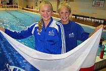 S ČESKOU VLAJKOU se nechaly zvěčnit reprezentantky národního týmu Kateřina Holubová (vlevo) a Barbora Suková.