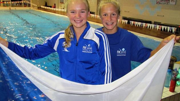 S ČESKOU VLAJKOU se nechaly zvěčnit reprezentantky národního týmu Kateřina Holubová (vlevo) a Barbora Suková.