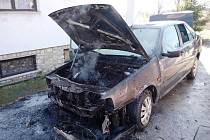 PADESÁT TISÍC KORUN. Takovou škodu napáchal v sobotu oheň, který zničil automobil Fiat Tempra.