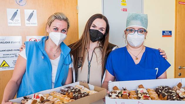 Zpěvačka Kamila Nývltová napekla dortíky pro zdravotníky v trutnovské nemocnici.