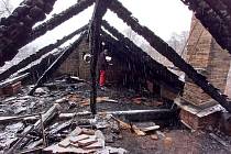 Požár rodinného domu ve Dvoře Králové nad Labem připravil mladou rodinu o střechu nad hlavou.
