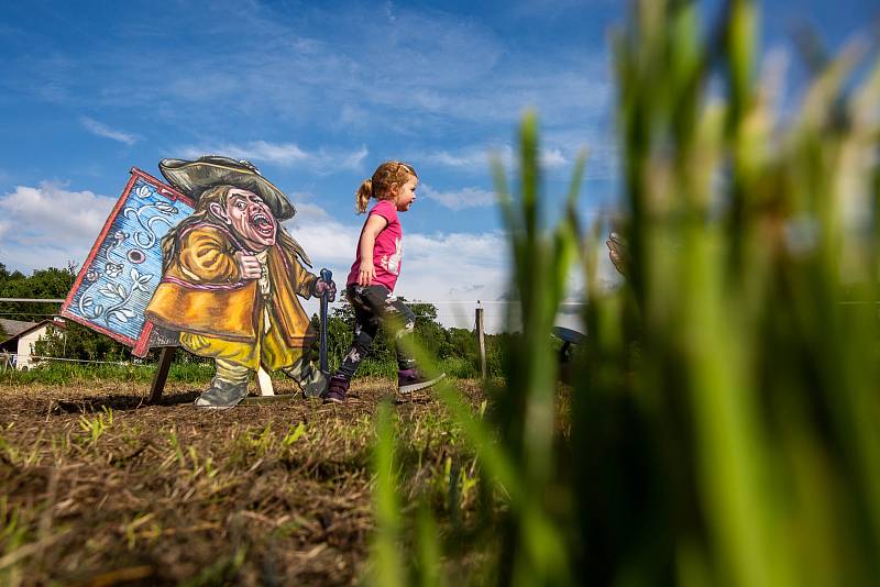 Trpaslíci v Kuksu - výstava při festivalu Theatrum Kuks. Trpaslíky vytvořily učitelky malby na Střední průmyslové škole kamenické a sochařské Hořice pod vedením Michaely Jezberové.