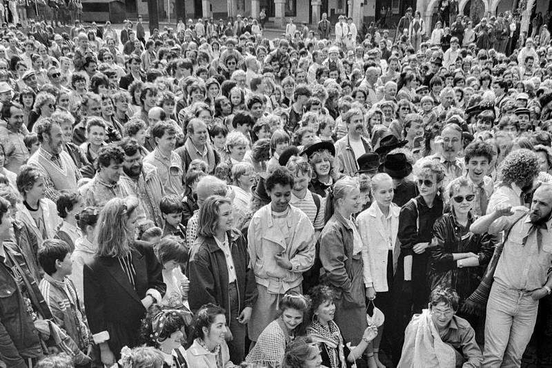 Trutnovský fotograf Ctibor Košťál zachytil období z  prvního půlroku po 17. listopadu 1989.